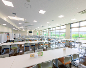 開放的で清潔な社員食堂